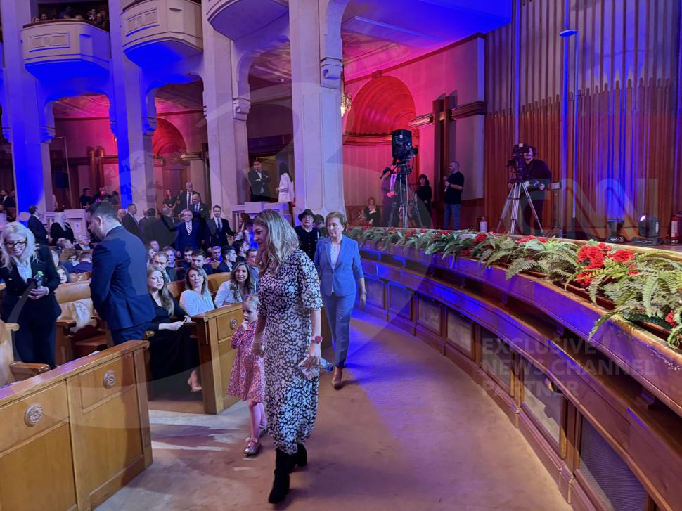 Primele imagini cu soția lui Nicolae Ciucă. A venit să îl susțină la dezbaterea Antena 3 CNN, împreună cu nora și nepoțica 931569