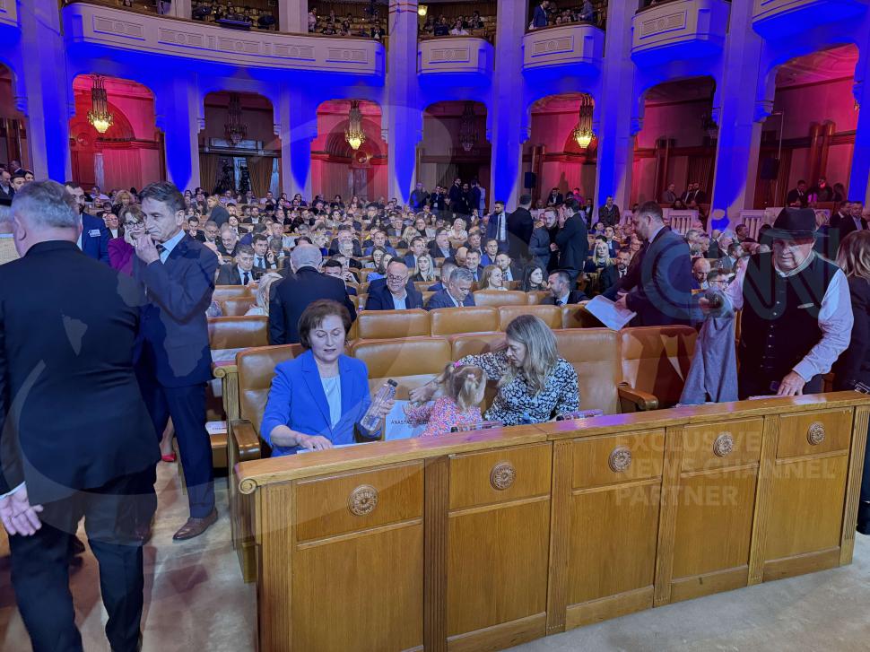 Primele imagini cu soția lui Nicolae Ciucă. A venit să îl susțină la dezbaterea Antena 3 CNN, împreună cu nora și nepoțica 931570