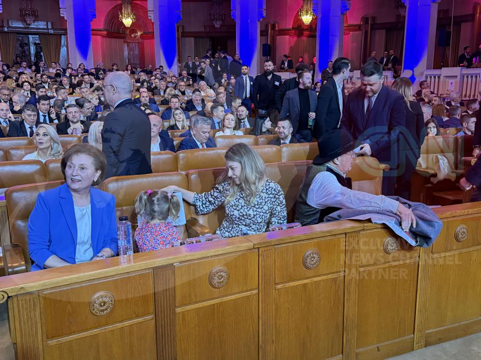 Primele imagini cu soția lui Nicolae Ciucă. A venit să îl susțină la dezbaterea Antena 3 CNN, împreună cu nora și nepoțica 931571