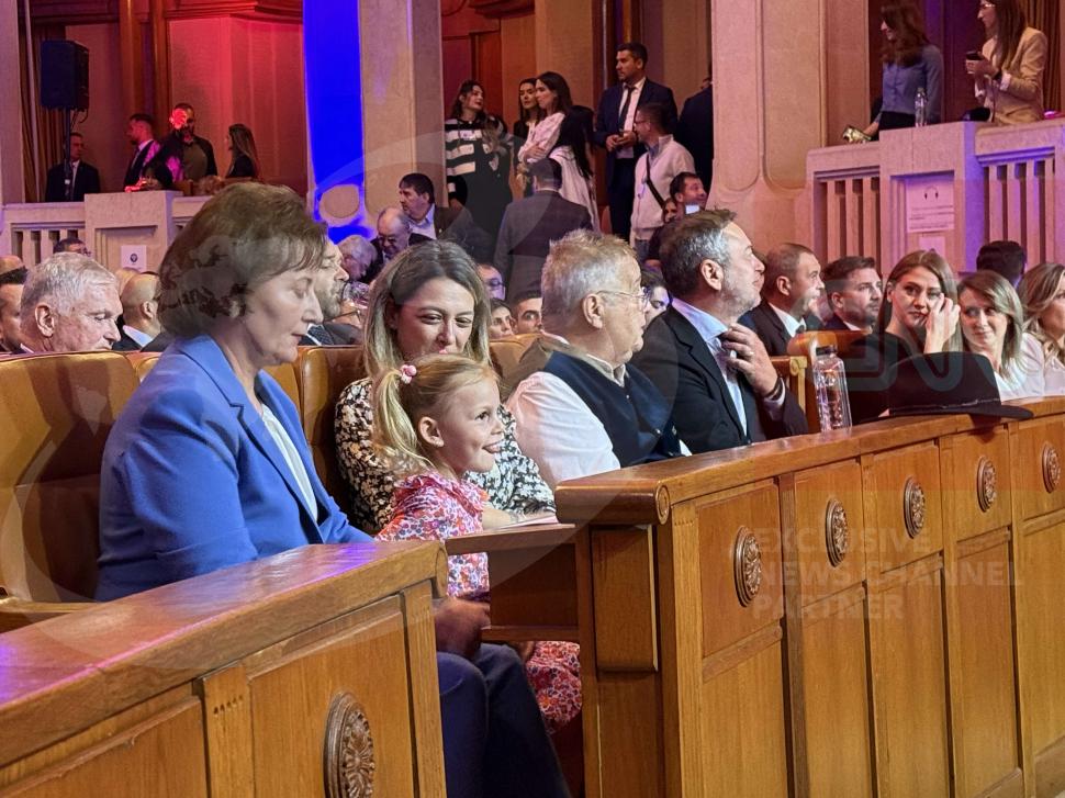 Primele imagini cu soția lui Nicolae Ciucă. A venit să îl susțină la dezbaterea Antena 3 CNN, împreună cu nora și nepoțica 931572