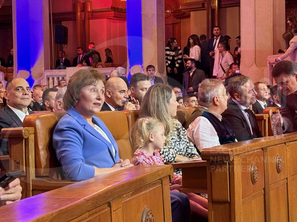 Primele imagini cu soția lui Nicolae Ciucă. A venit să îl susțină la dezbaterea Antena 3 CNN, împreună cu nora și nepoțica 931573