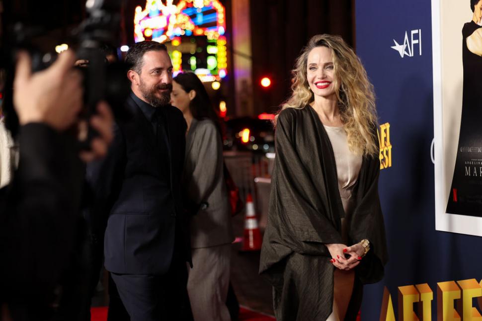 Apariţie inedită a Angelinei Jolie pe covorul roşu, la prezentarea filmului "Maria" de la Las Vegas 931693