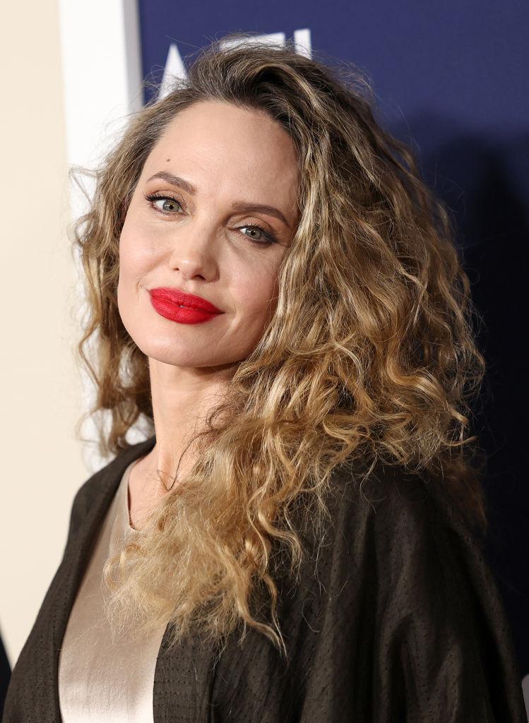 Apariţie inedită a Angelinei Jolie pe covorul roşu, la prezentarea filmului "Maria" de la Las Vegas 931697