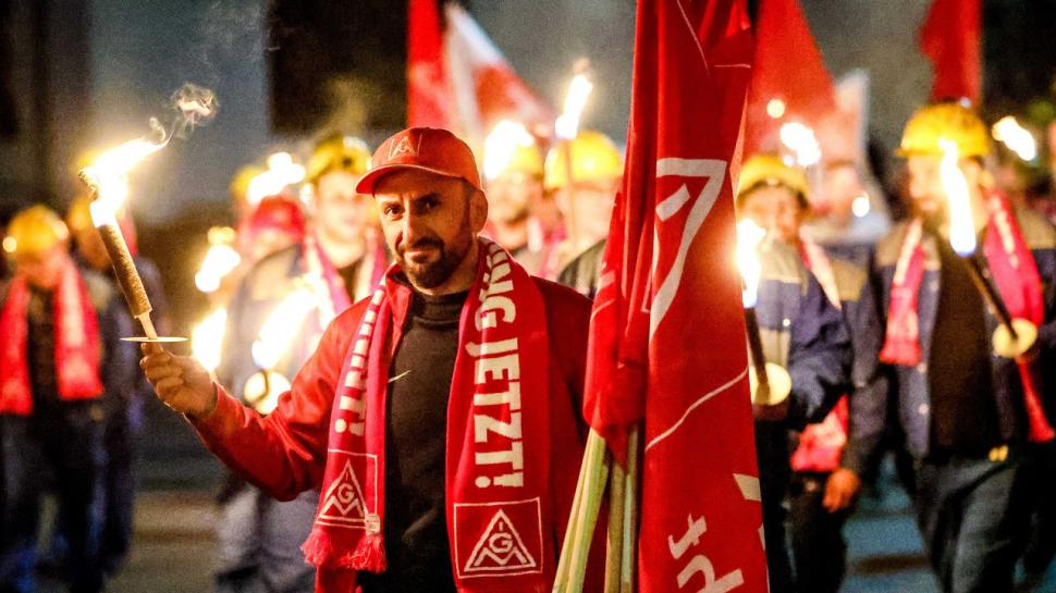 Grevă în peste 100 de companii din Germania: A început la fabrica Volkswagen și apoi s-a extins. Ce vor angajații 931875