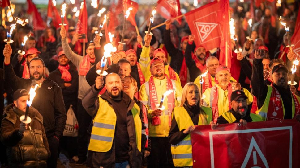 Grevă în peste 100 de companii din Germania: A început la fabrica Volkswagen și apoi s-a extins. Ce vor angajații 931877