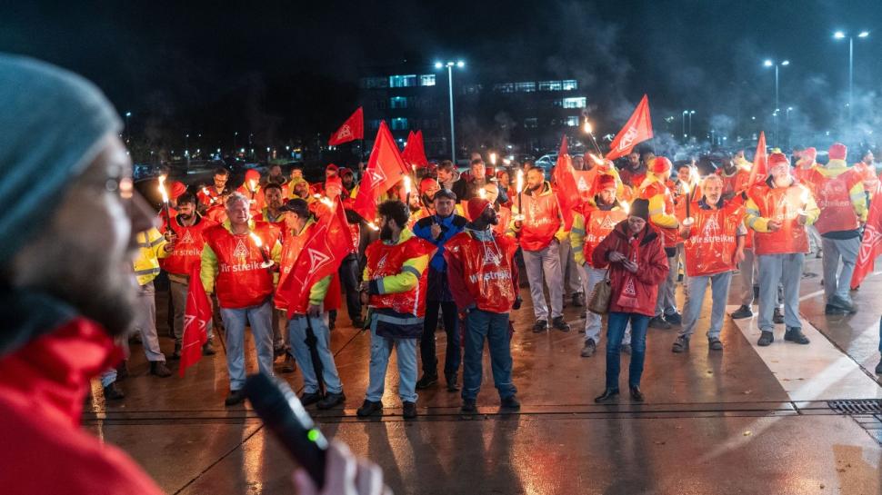 Grevă în peste 100 de companii din Germania: A început la fabrica Volkswagen și apoi s-a extins. Ce vor angajații 931879