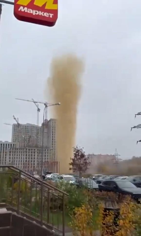 „Un gheizer de fecale”, înalt cât un bloc de 18 etaje, a izbucnit în mijlocul unui cartier din Moscova 931886
