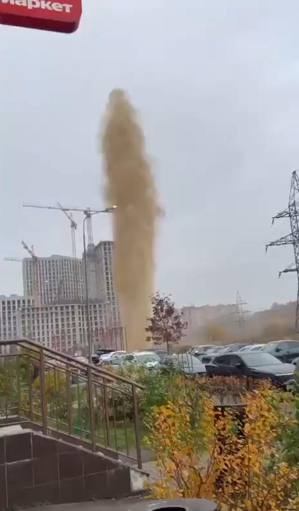 „Un gheizer de fecale”, înalt cât un bloc de 18 etaje, a izbucnit în mijlocul unui cartier din Moscova 931887