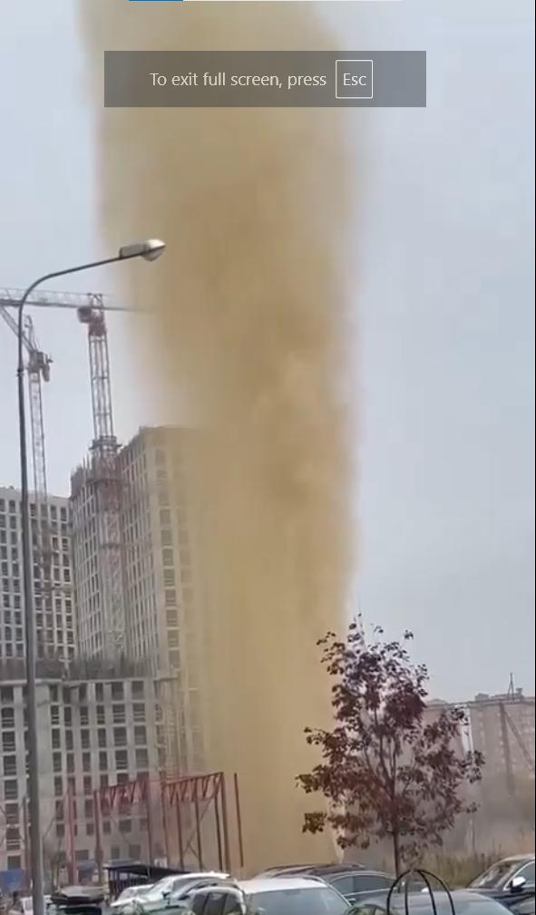 „Un gheizer de fecale”, înalt cât un bloc de 18 etaje, a izbucnit în mijlocul unui cartier din Moscova 931888