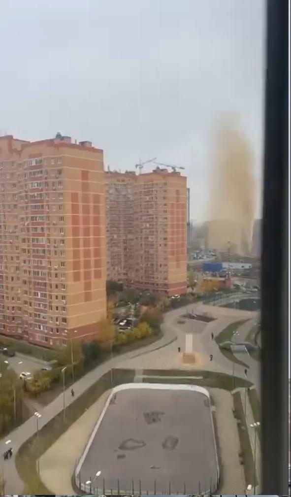 „Un gheizer de fecale”, înalt cât un bloc de 18 etaje, a izbucnit în mijlocul unui cartier din Moscova 931889