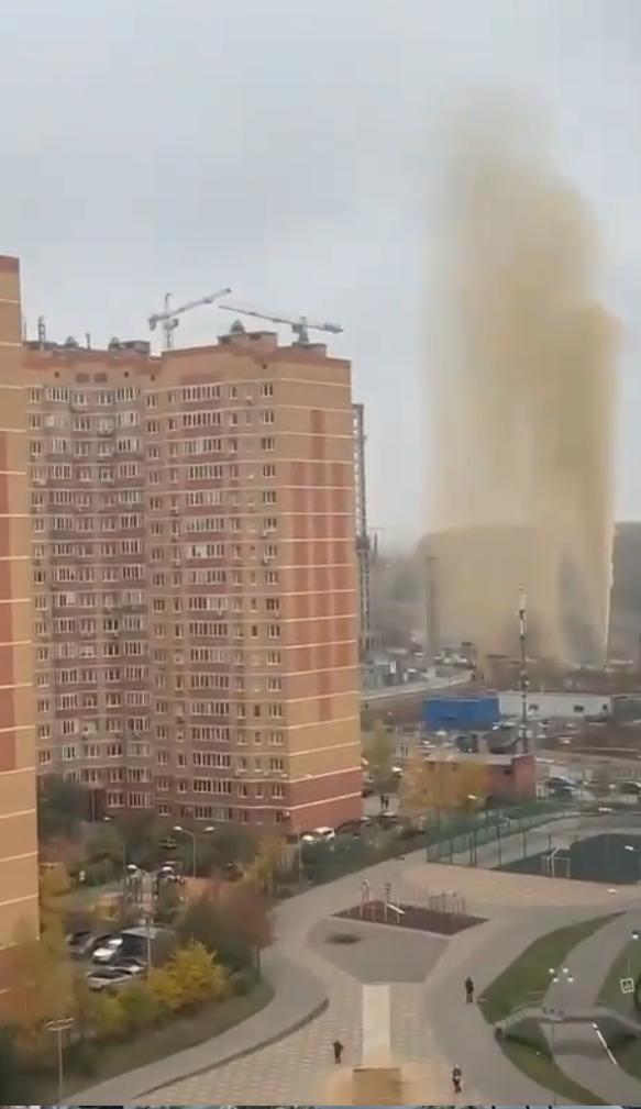 „Un gheizer de fecale”, înalt cât un bloc de 18 etaje, a izbucnit în mijlocul unui cartier din Moscova 931890