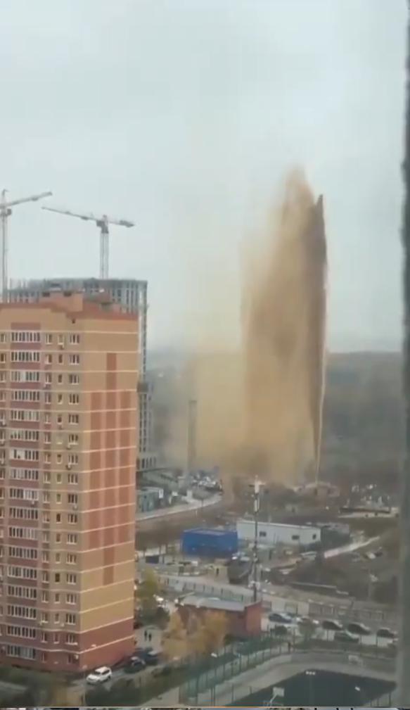 „Un gheizer de fecale”, înalt cât un bloc de 18 etaje, a izbucnit în mijlocul unui cartier din Moscova 931891