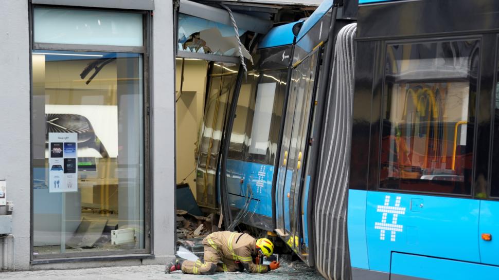 Un tramvai a sărit de pe șine și a intrat direct într-un magazin Apple, la Oslo. Accidentul bizar încă nu are o explicație 931852