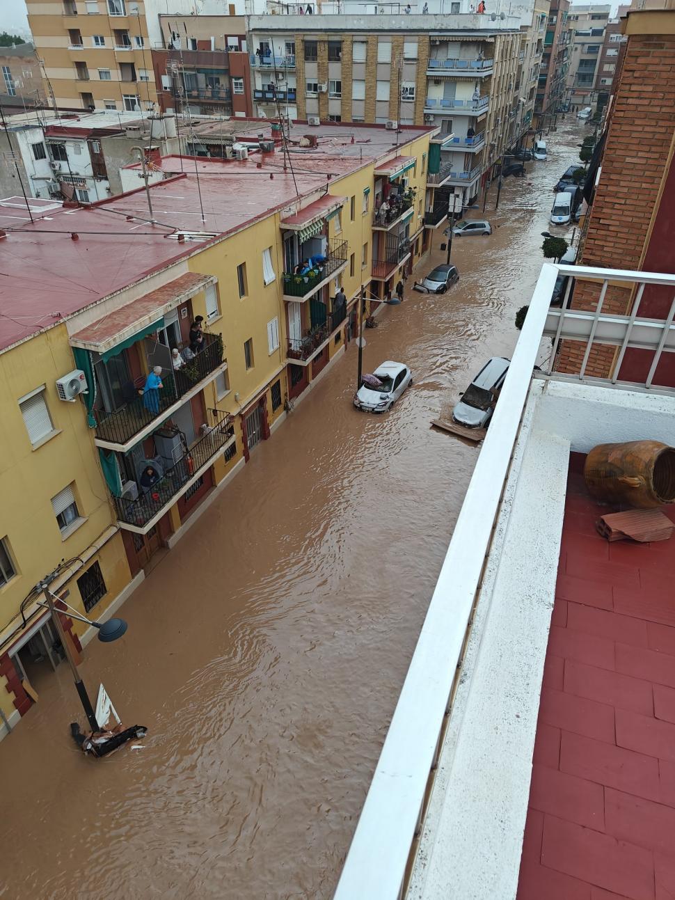 Imagini apocaliptice după inundațiile catastrofale, cu 95 de morți, din Spania. Victimele sunt căutate cu dronele 932071