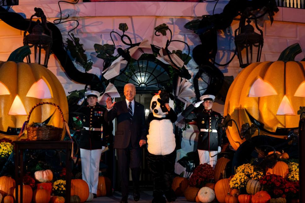Joe Biden a „mușcat”, în joacă, mai mulți copii la petrecerea de Halloween de la Casa Albă. Prima doamnă s-a costumat în panda 932413
