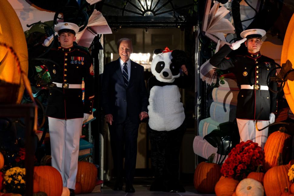 Joe Biden a „mușcat”, în joacă, mai mulți copii la petrecerea de Halloween de la Casa Albă. Prima doamnă s-a costumat în panda 932415