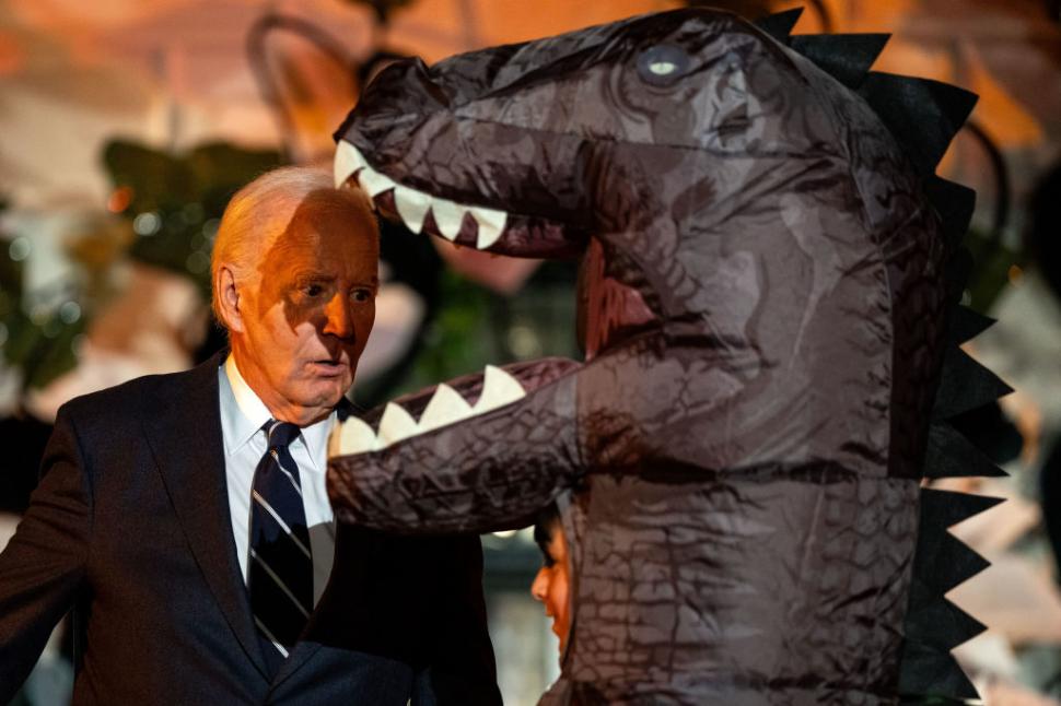 Joe Biden a „mușcat”, în joacă, mai mulți copii la petrecerea de Halloween de la Casa Albă. Prima doamnă s-a costumat în panda 932417