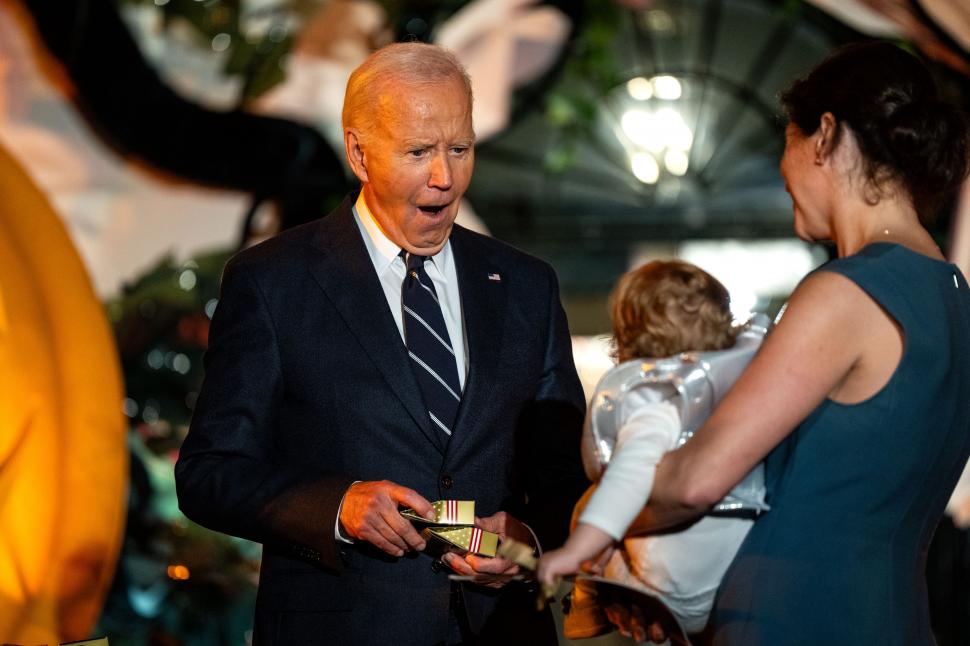 Joe Biden a „mușcat”, în joacă, mai mulți copii la petrecerea de Halloween de la Casa Albă. Prima doamnă s-a costumat în panda 932418