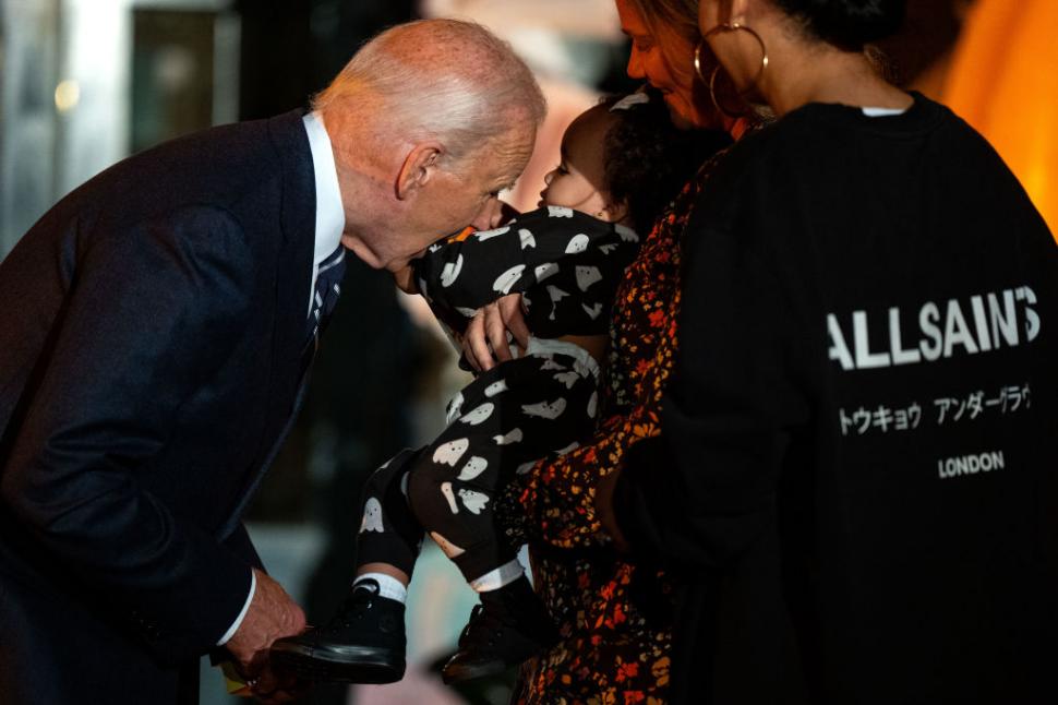 Joe Biden a „mușcat”, în joacă, mai mulți copii la petrecerea de Halloween de la Casa Albă. Prima doamnă s-a costumat în panda 932421