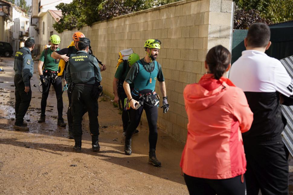 Sistemul de avertizare al Valenciei a eșuat, oamenii au fost luați pe sus de viitură. Cum arată Spania a doua zi după dezastru  932346