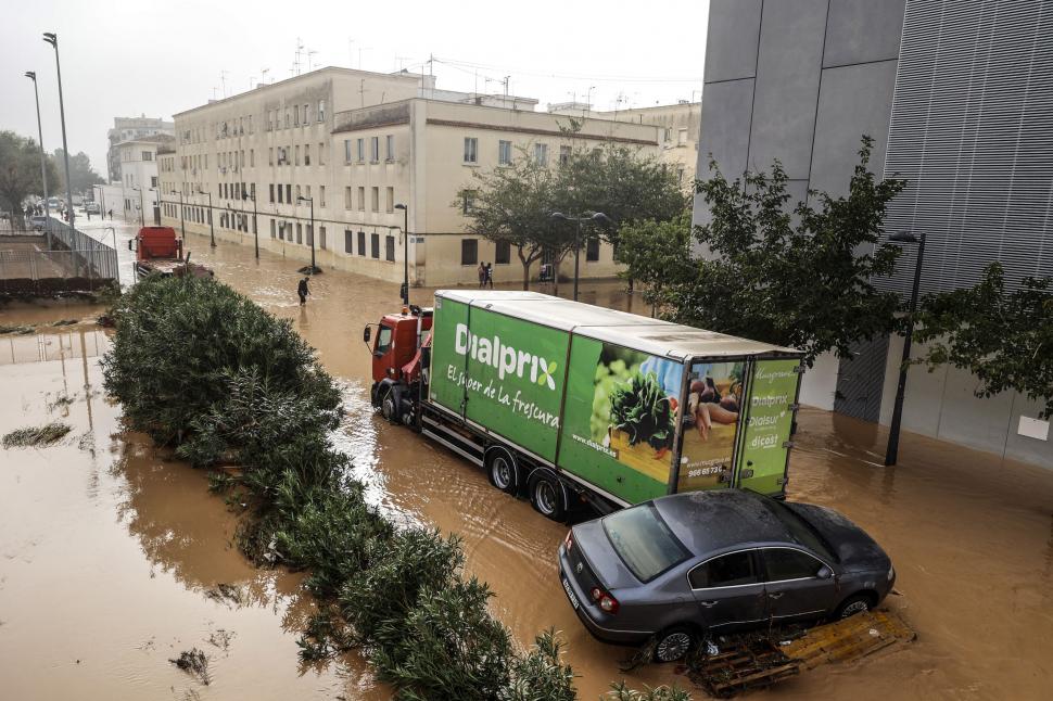 Sistemul de avertizare al Valenciei a eșuat, oamenii au fost luați pe sus de viitură. Cum arată Spania a doua zi după dezastru  932349