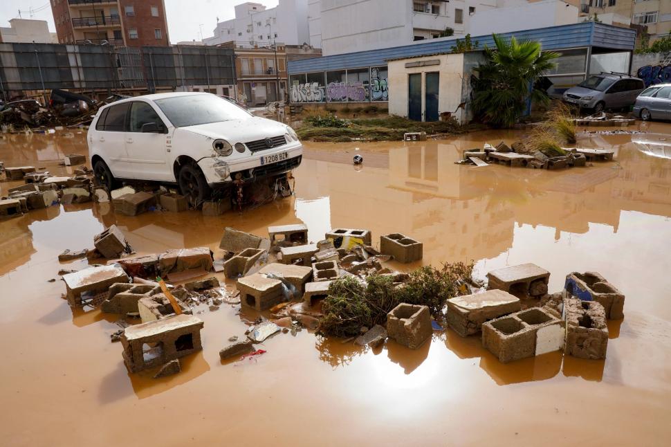 Sistemul de avertizare al Valenciei a eșuat, oamenii au fost luați pe sus de viitură. Cum arată Spania a doua zi după dezastru  932353