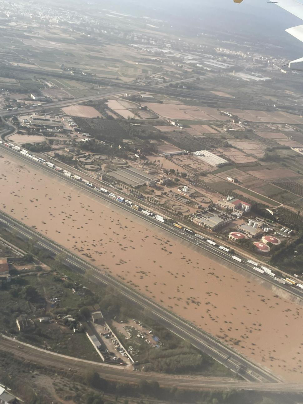 Sistemul de avertizare al Valenciei a eșuat, oamenii au fost luați pe sus de viitură. Cum arată Spania a doua zi după dezastru  932368