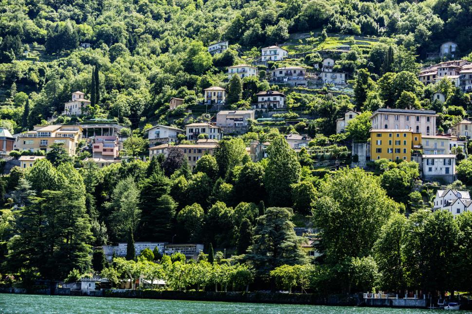 Sticluțe cu aer vândute cu 10 euro. Cum arată cel mai în vogă suvenir al momentului, de la lacul Como 932100