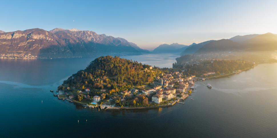 Sticluțe cu aer vândute cu 10 euro. Cum arată cel mai în vogă suvenir al momentului, de la lacul Como 932104