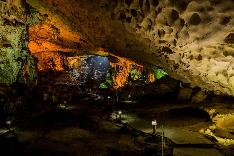 Cum arată cea mai mare peșteră din lume, care cuprinde 2 jungle și „Marele Zid al Vietnamului”. În ea ar încăpea 15 piramide din Giza 932758