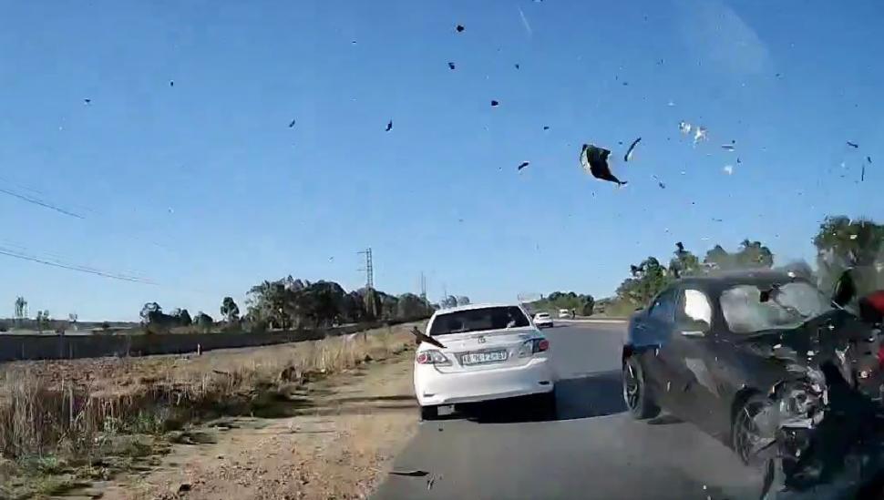 Un fotbalist la volanul unui BMW a intrat pe contrasens, a spulberat o mașină cu doi copii și a fugit. După câteva ore s-a predat 932676