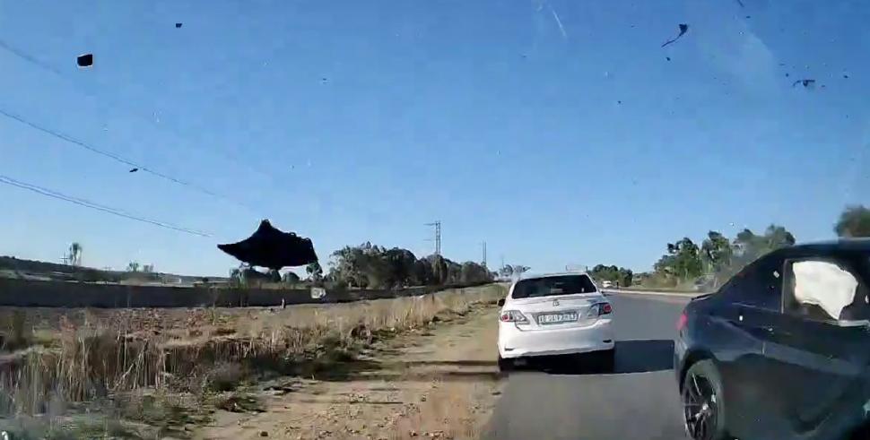 Un fotbalist la volanul unui BMW a intrat pe contrasens, a spulberat o mașină cu doi copii și a fugit. După câteva ore s-a predat 932677