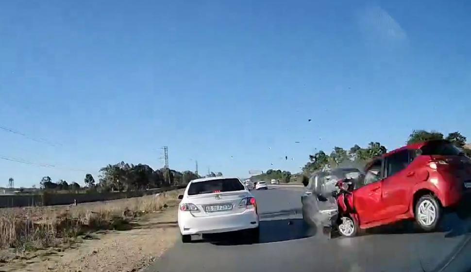 Un fotbalist la volanul unui BMW a intrat pe contrasens, a spulberat o mașină cu doi copii și a fugit. După câteva ore s-a predat 932678