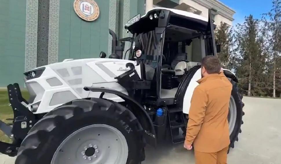 Un tractor Lamborghini pentru Ramzan Kadîrov. Aliatul lui Putin s-a filmat lângă utilaj, dar a promis să nu-l trimită la război 932563