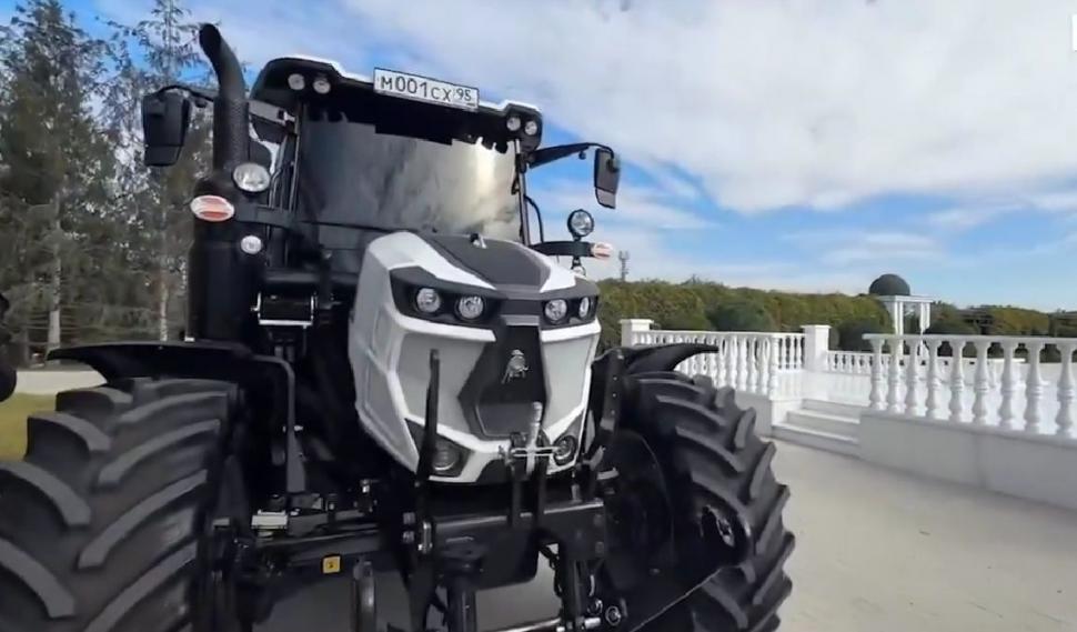 Un tractor Lamborghini pentru Ramzan Kadîrov. Aliatul lui Putin s-a filmat lângă utilaj, dar a promis să nu-l trimită la război 932564