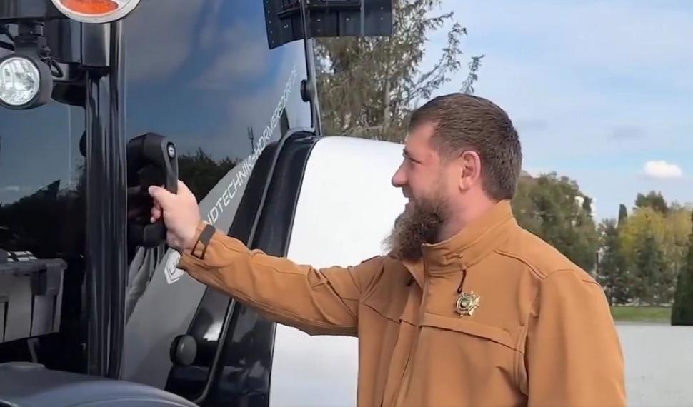 Un tractor Lamborghini pentru Ramzan Kadîrov. Aliatul lui Putin s-a filmat lângă utilaj, dar a promis să nu-l trimită la război 932565
