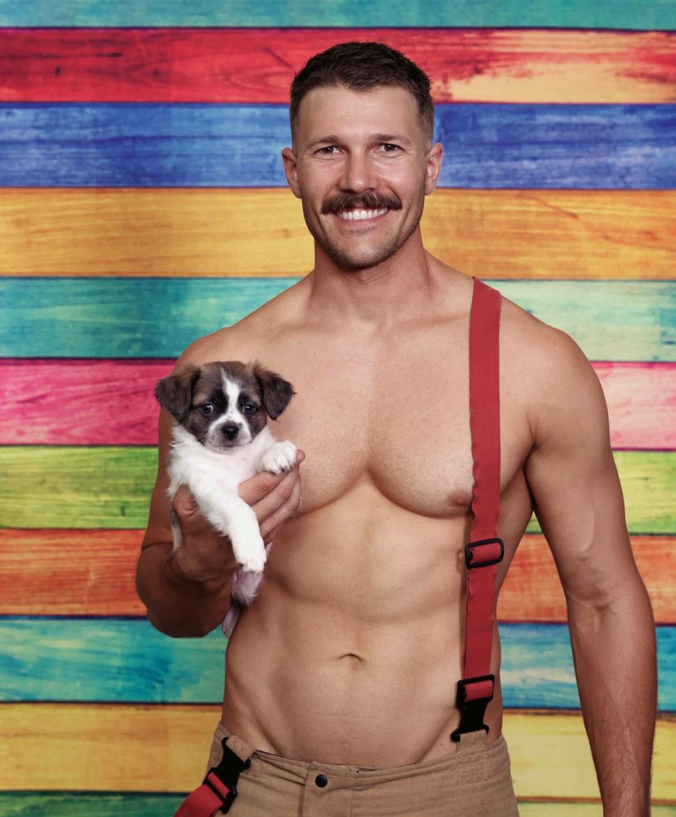 Frenezie în Australia: pompierii au pozat fără cămașă, cu pisicuțe, cățeluși și koala în brațe pentru calendarul din 2025 932709