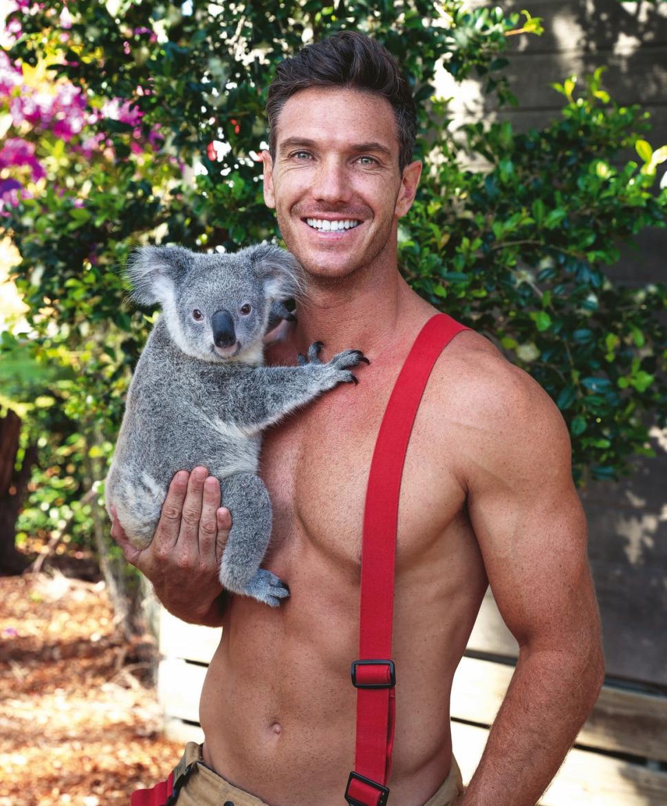 Frenezie în Australia: pompierii au pozat fără cămașă, cu pisicuțe, cățeluși și koala în brațe pentru calendarul din 2025 932710