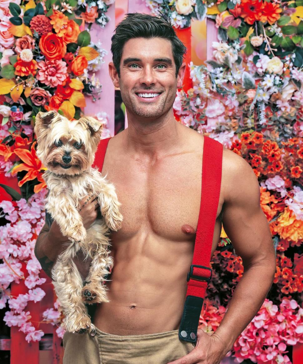 Frenezie în Australia: pompierii au pozat fără cămașă, cu pisicuțe, cățeluși și koala în brațe pentru calendarul din 2025 932711