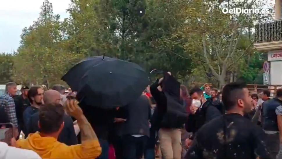 Revoltă în Spania. Regele Felipe și Regina Letizia au fost atacați cu noroi și ouă de sinistrații furioși 932949