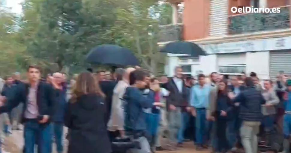 Revoltă în Spania. Regele Felipe și Regina Letizia au fost atacați cu noroi și ouă de sinistrații furioși 932950