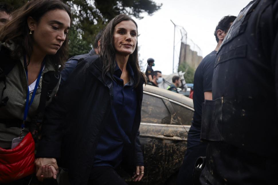 Revoltă în Spania. Regele Felipe și Regina Letizia au fost atacați cu noroi și ouă de sinistrații furioși 932998