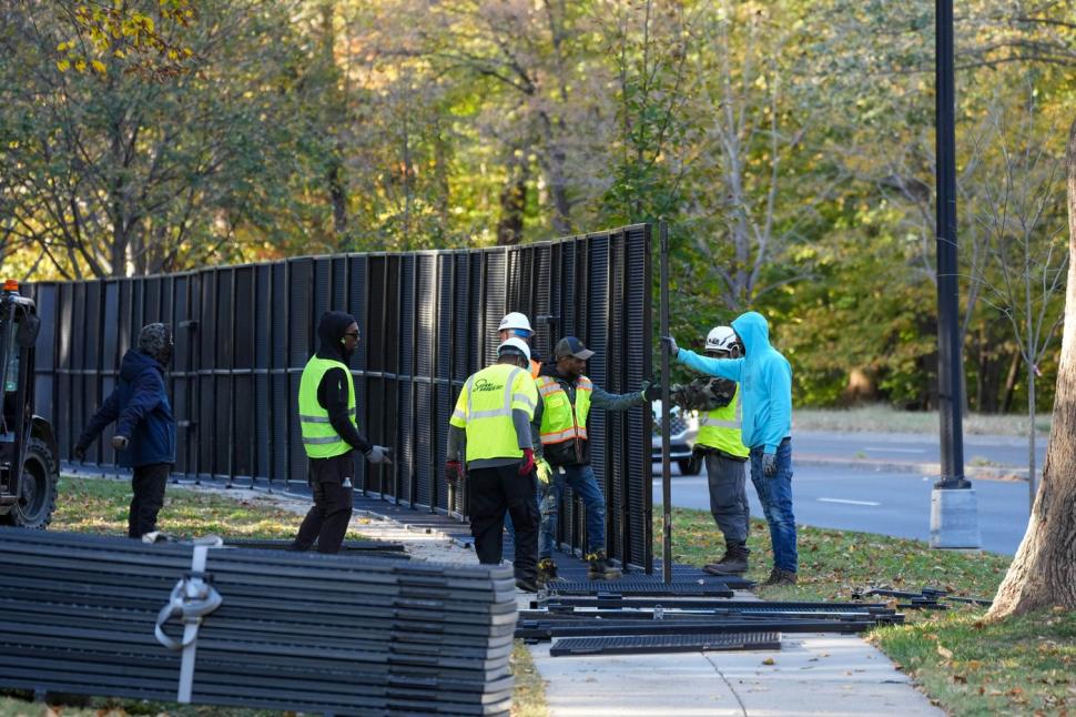 Atmosferă de război la Washington. Garduri înalte apără Casa Albă și Congresul. Trump acuză fraude într-un stat-cheie 933224