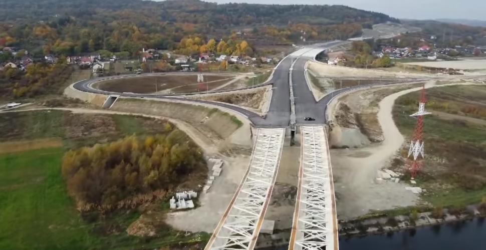 Imagini de pe șantierul Autostrăzii Sibiu-Pitești. 18 kilometri vor fi dați în circulație în acest an 933162