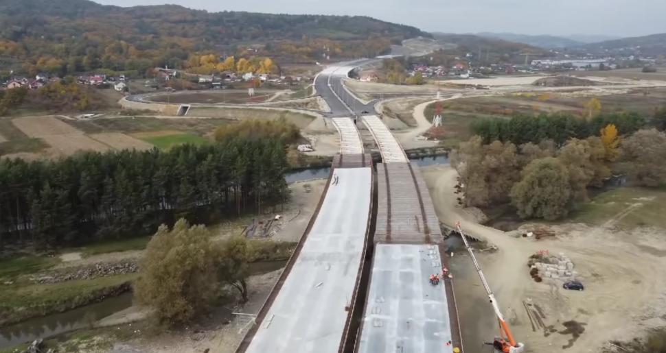 Imagini de pe șantierul Autostrăzii Sibiu-Pitești. 18 kilometri vor fi dați în circulație în acest an 933163