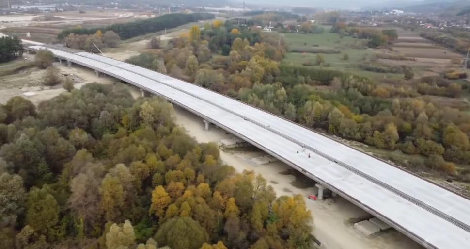 Imagini de pe șantierul Autostrăzii Sibiu-Pitești. 18 kilometri vor fi dați în circulație în acest an 933164