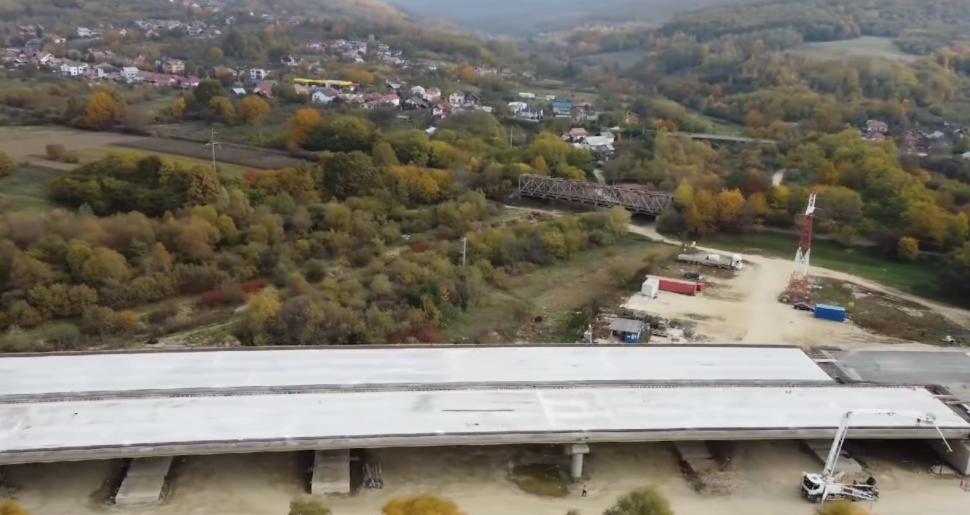 Imagini de pe șantierul Autostrăzii Sibiu-Pitești. 18 kilometri vor fi dați în circulație în acest an 933165