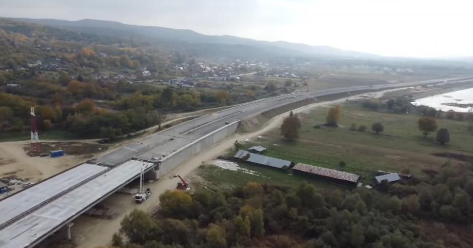 Imagini de pe șantierul Autostrăzii Sibiu-Pitești. 18 kilometri vor fi dați în circulație în acest an 933166