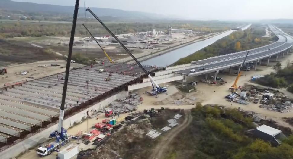 Imagini de pe șantierul Autostrăzii Sibiu-Pitești. 18 kilometri vor fi dați în circulație în acest an 933167