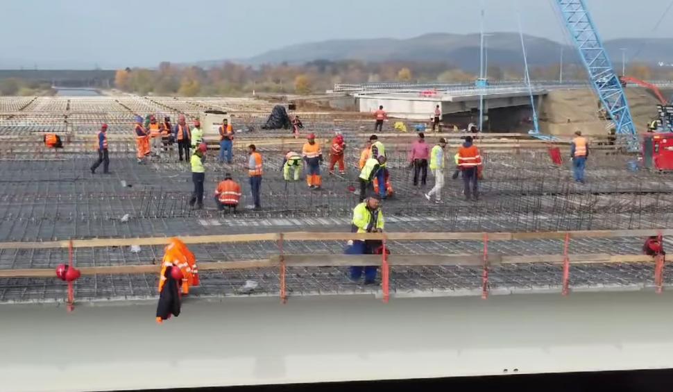 Imagini de pe șantierul Autostrăzii Sibiu-Pitești. 18 kilometri vor fi dați în circulație în acest an 933168
